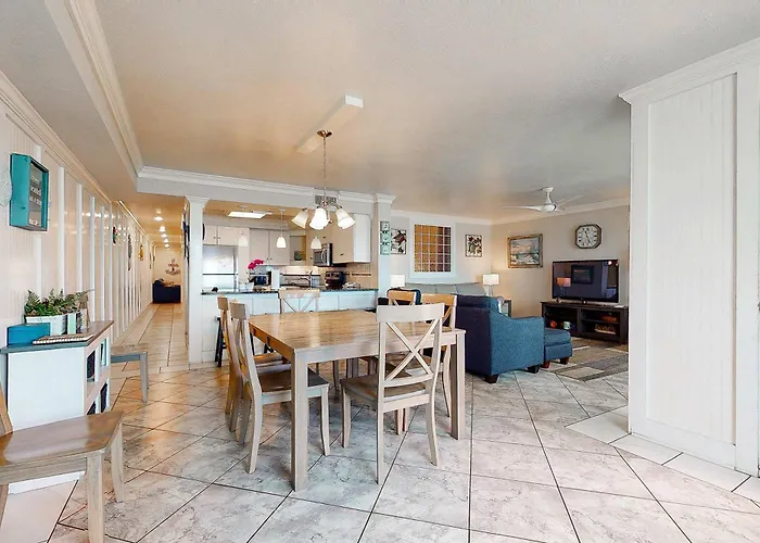 Gulf & Beachfront With Shared Pool Private Balcony Free Wifi Views Holiday home *