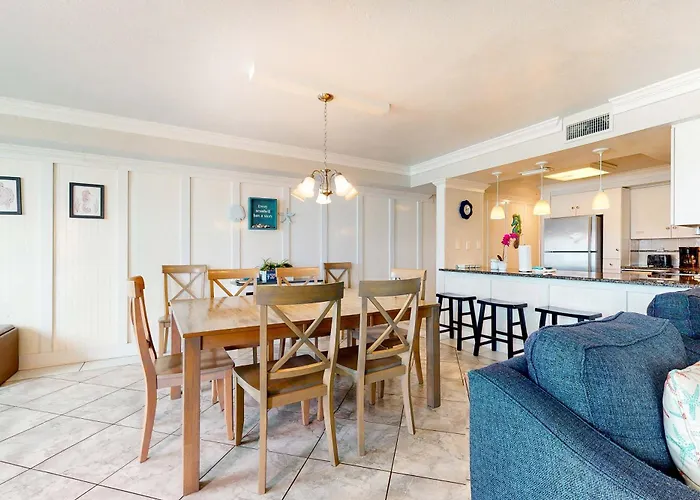 Gulf & Beachfront With Shared Pool Private Balcony Free Wifi Views Holiday home