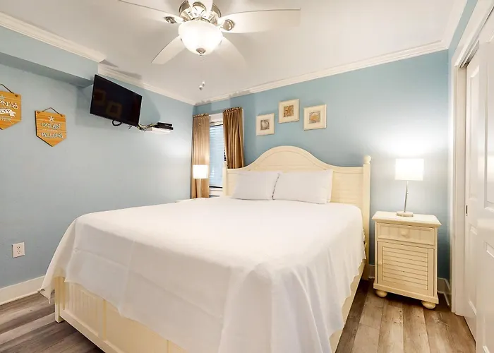 Gulf & Beachfront With Shared Pool Private Balcony Free Wifi Views Holiday home *