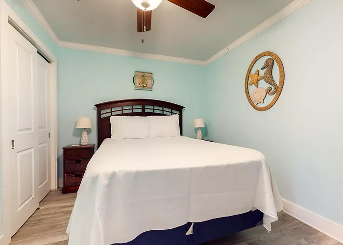 Holiday home Gulf & Beachfront With Shared Pool Private Balcony Free Wifi Views *